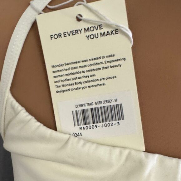 Monday White Sleeveless Crop Top and Shorts Set - Picture 3 of 14